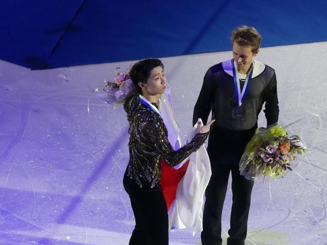 羽生结弦对国旗的 神对应 背后是入骨的教养和真正的热爱 腾讯新闻