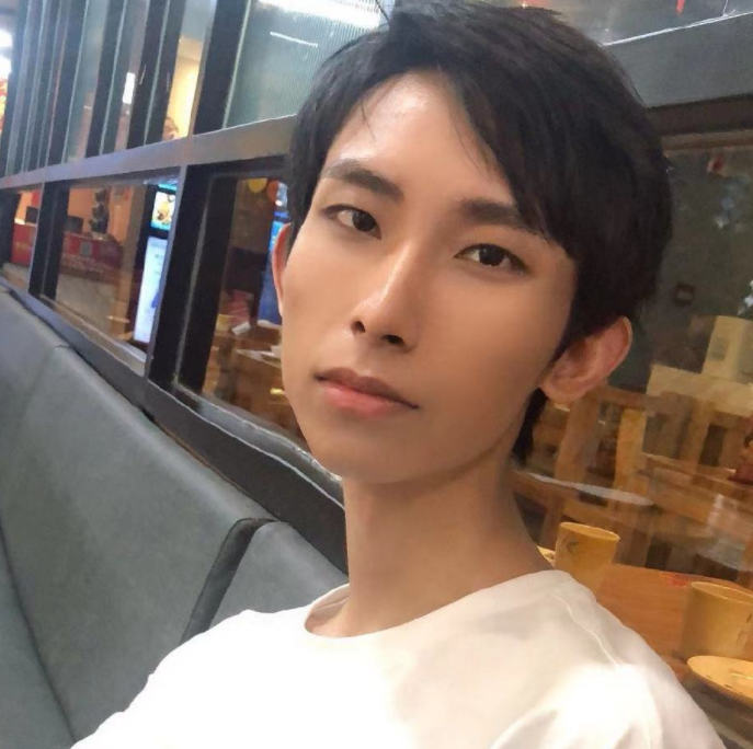 天不怕地不怕就怕梦泪突然微笑,成最帅小奶狗,网友:梦嫂真有福气