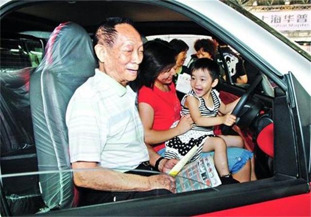 袁隆平的驾照亮相,不仅终身免检,上面的7个大字令人肃然起敬!