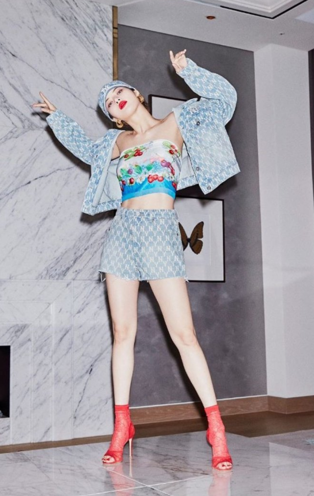 泫雅为证明腿长连只有一层纱的鞋也敢穿腿粗女孩不敢模仿