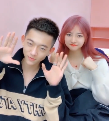 次惑小仙女被佳帅的真诚感动,微博悄悄关注对方,这是要和好啊