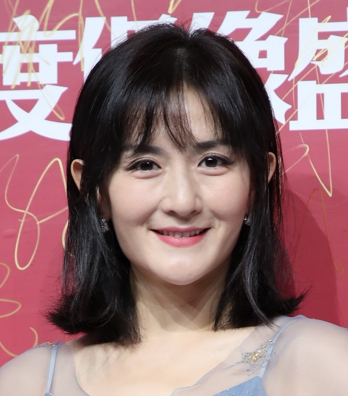 灰纱裙温柔大气谢娜却穿出土味无修图露出真颜别凹少女人设了