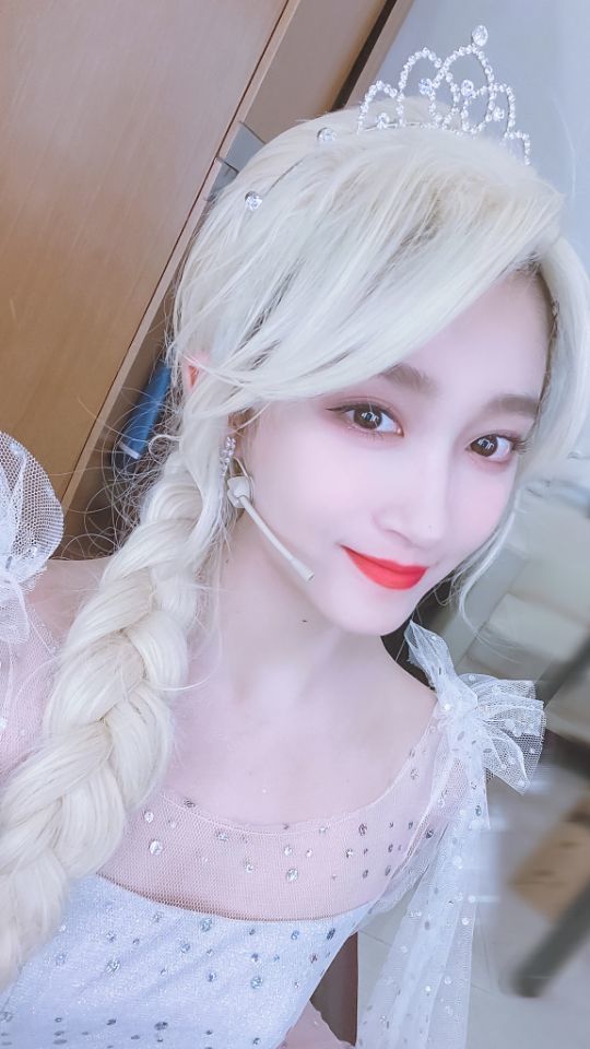 壁纸‖关晓彤冰雪女王艾莎壁纸_腾讯新闻