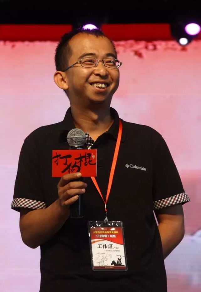 39岁巨兴茂身高16丑掉渣只开几十万的车妻子美貌如花