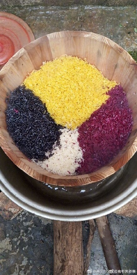 广西特色小吃五色糯米饭