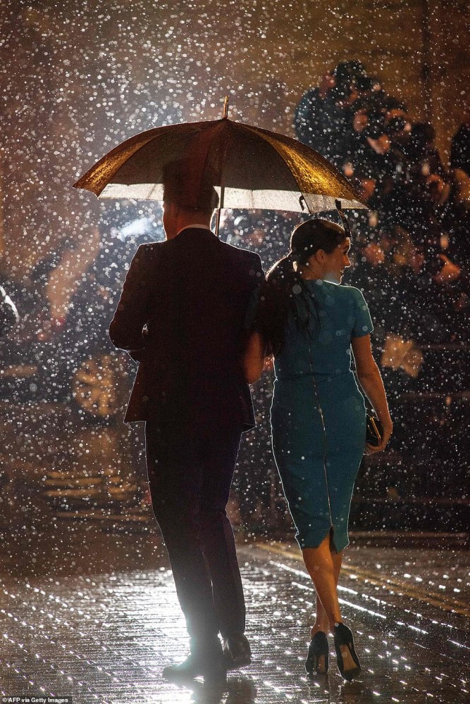 情侣雨中一把伞图片图片