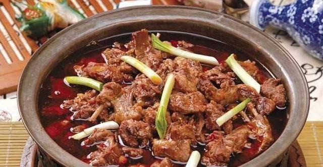 是配以中药和香料来煮汤,但狗可 烧"全筵" :红烧乳狗,红炆狗肉,炒狗心