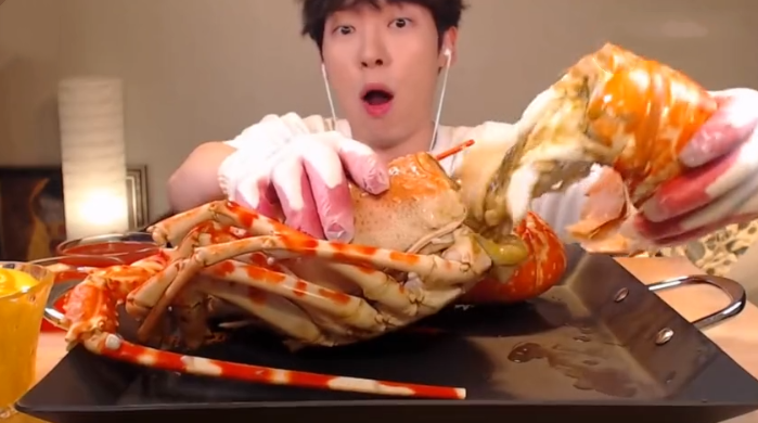 小哥吃30斤巨型龙虾掰开后看出猫腻网友你不是大胃王