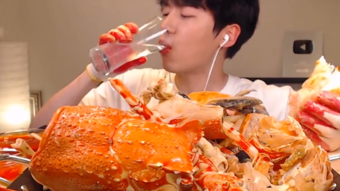 小哥吃30斤巨型龙虾掰开后看出猫腻网友你不是大胃王