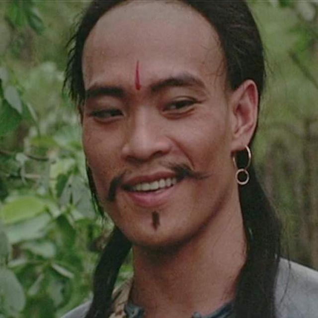 鲍起静,吴耀汉等人合作,影片中饰演的人物九叔是一位专修邪法的道士