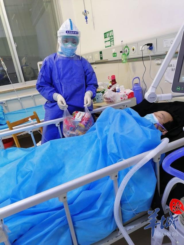 许侨青为病人带来了泡面,八宝粥等食物