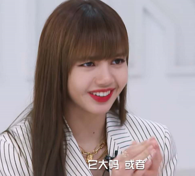 lisa镜头前对导师嘟嘴卖萌蔡徐坤表情微妙偶像的职业素养