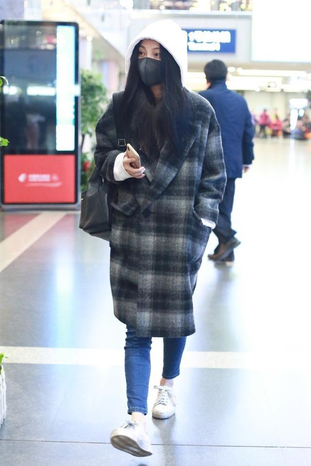 姚笛真是越长越嫩,穿v领薄纱裙配挽发变仙女,哪像37岁的样子?