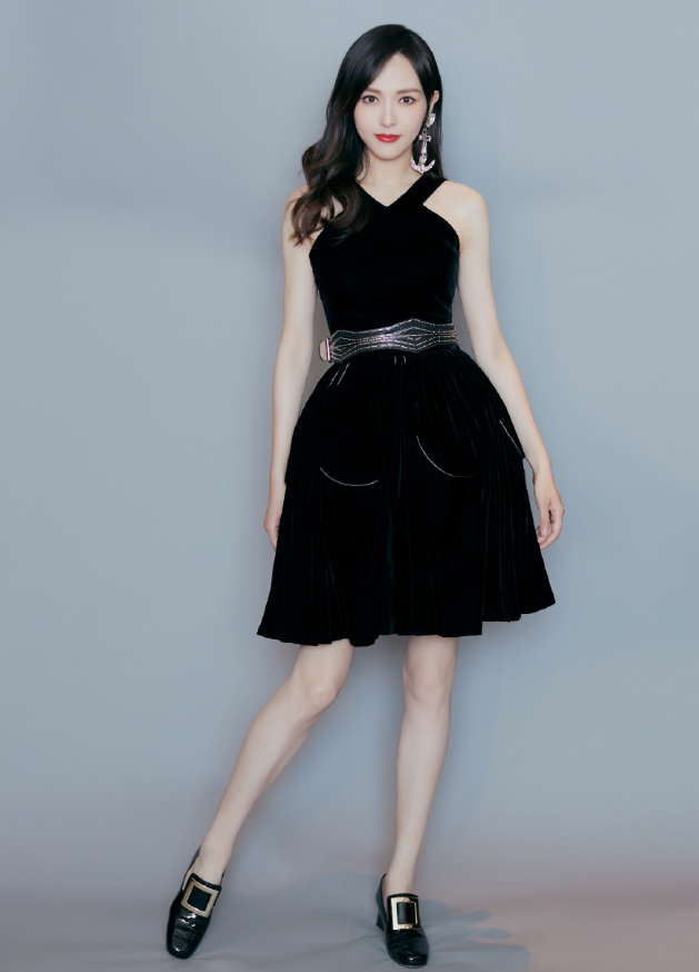 全身照的这个角度中我们是能够更为全面的感受到唐嫣这身look的魅力.