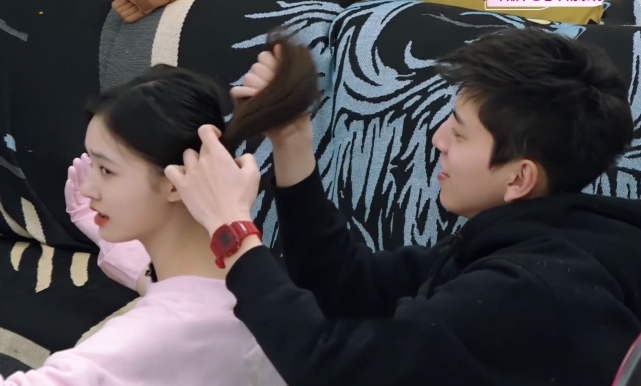 林允让王大陆帮扎头发,注意大陆的反应,网友直呼太太甜