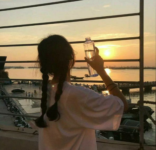 ins原宿风不露脸女头我空落的无名指一直在等待你的戒指