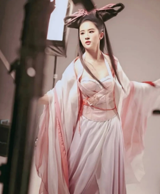 刘亦菲穿古装抹胸裙, 动作戏幅度太大, 比穿现代装还抢眼