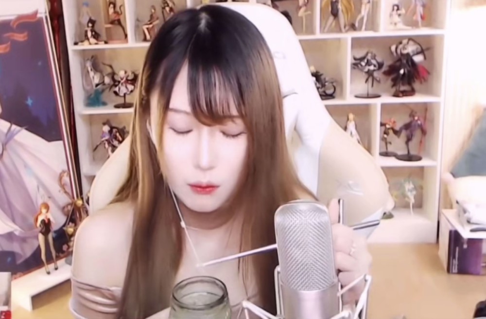 腐团儿被曝出黑历史经常深夜直播吃宵夜考虑过观众的感受吗