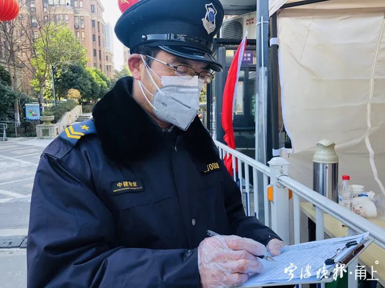 格兰春天社区有一支"防疫最美保安队",居民自发筹款,为他们购买防疫