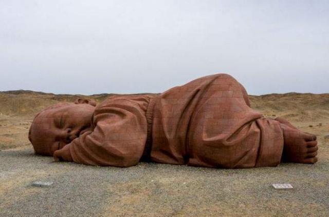 的心疼它,而这一景点就是位于我国甘肃敦煌瓜州的戈壁滩上的"巨婴宝宝