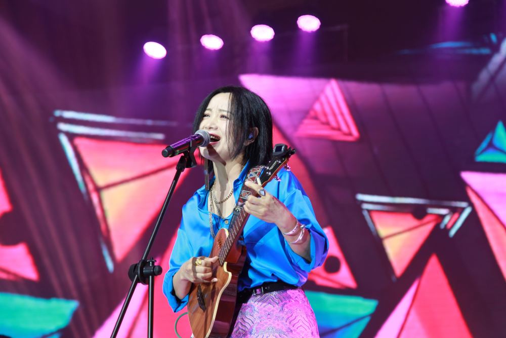 说到歌坛天后,大家首先会想到那英和王菲,这两位可以说是歌坛的代表