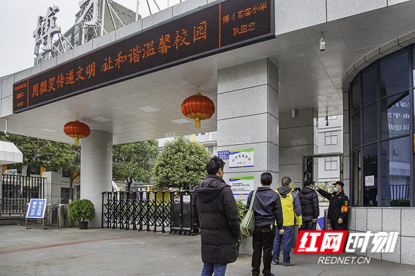 疫情下的空荡校园:每天消毒少不了,录网课有声有色