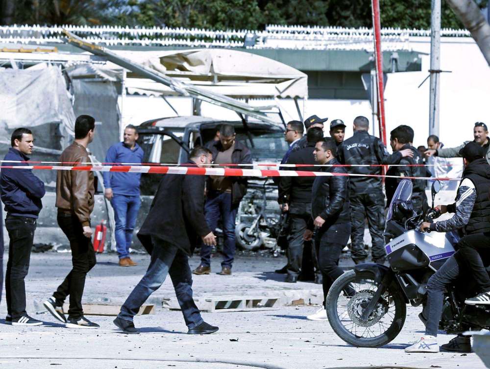 轰的一声巨响美国大使馆遭爆炸袭击袭击者当场被炸身亡