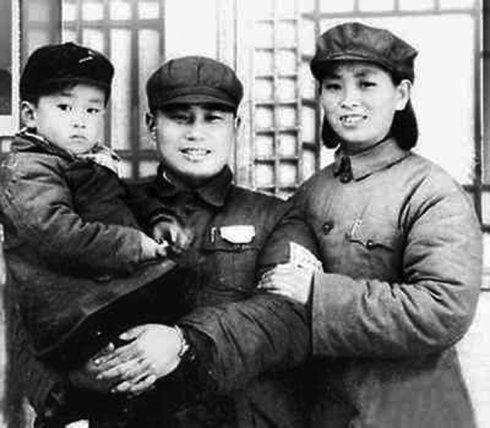 王近山的这些孩子名字都比较特别,其中有两个孩子叫王岫岫和王岩岩