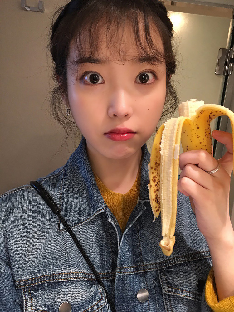 怼脸自拍也能这么好看,不愧是童颜无敌的iu,第二张眼睛太大了