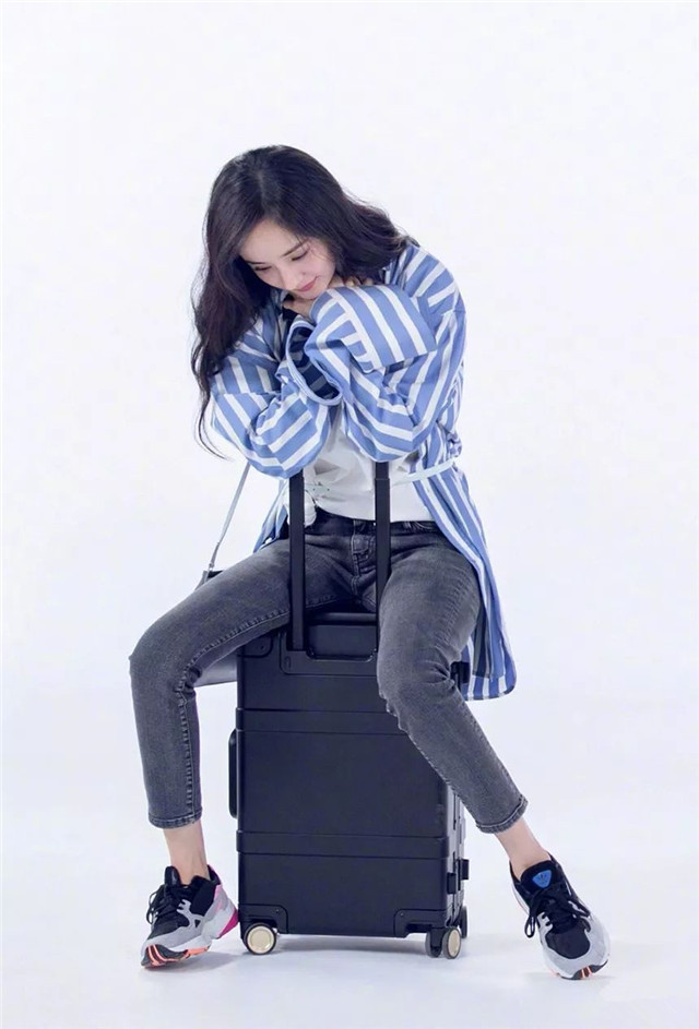 杨幂把t恤 衬衫带火了,搭配牛仔裤时髦又减龄,早春照着穿准没错