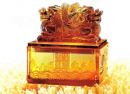传到了汉代,玉玺缺了一角,用黄金镶补.
