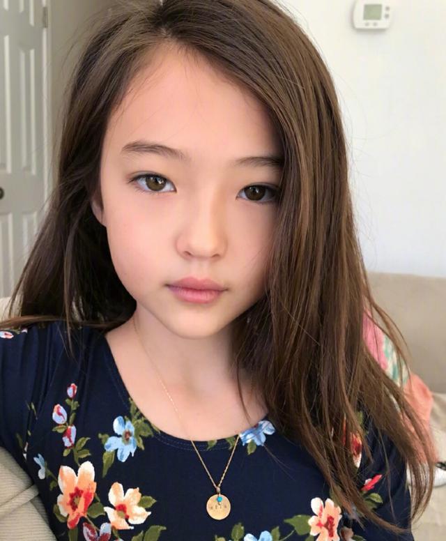 11岁混血童模护肤视频曝光,用天价面霜还刷酸,一桌大牌价值上万