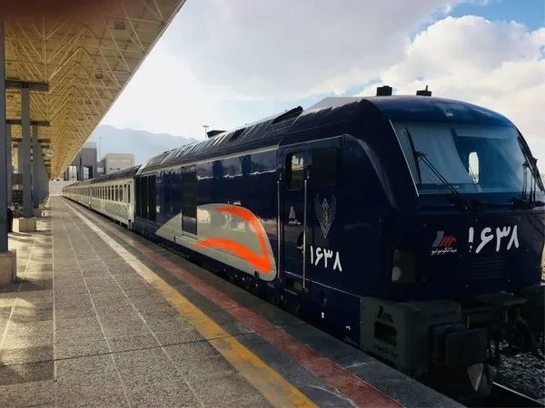 我在伊朗坐火车大不里士往返德黑兰火车上的故事游记攻略