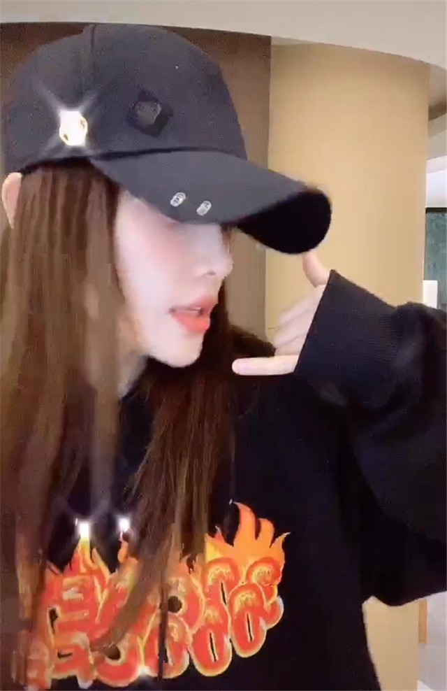 李小璐打扮嘻哈大跳性感热舞,和pgone舞蹈动作相同引猜测