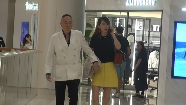 赵世曾之子与怀孕女友逛街各种甜蜜 不婚主义的男方也甘愿结婚