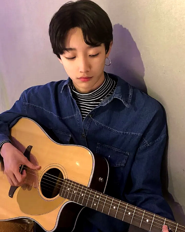 艾比褪去女装堪称整容看清他穿回男装的模样女生按捺不住了