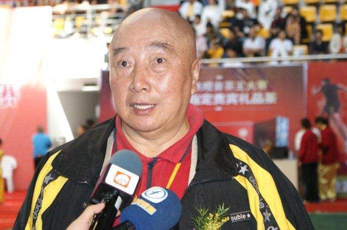 1982年,出演由张鑫炎导演执导的电影《少林寺》,在片中饰演昙宗大师