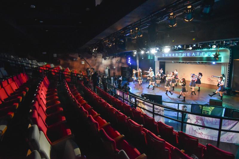 台上卖力演出,台下一个观众都没有,snh48"云演出