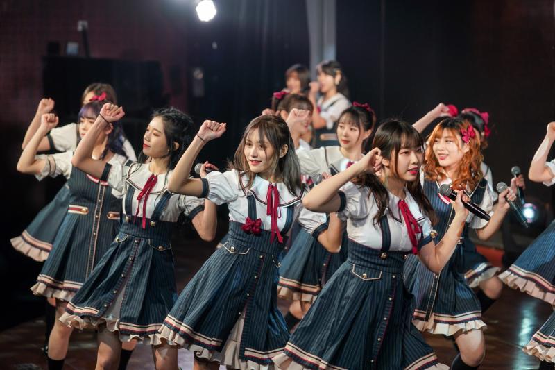 台上卖力演出,台下一个观众都没有,snh48"云演出"现场曝光