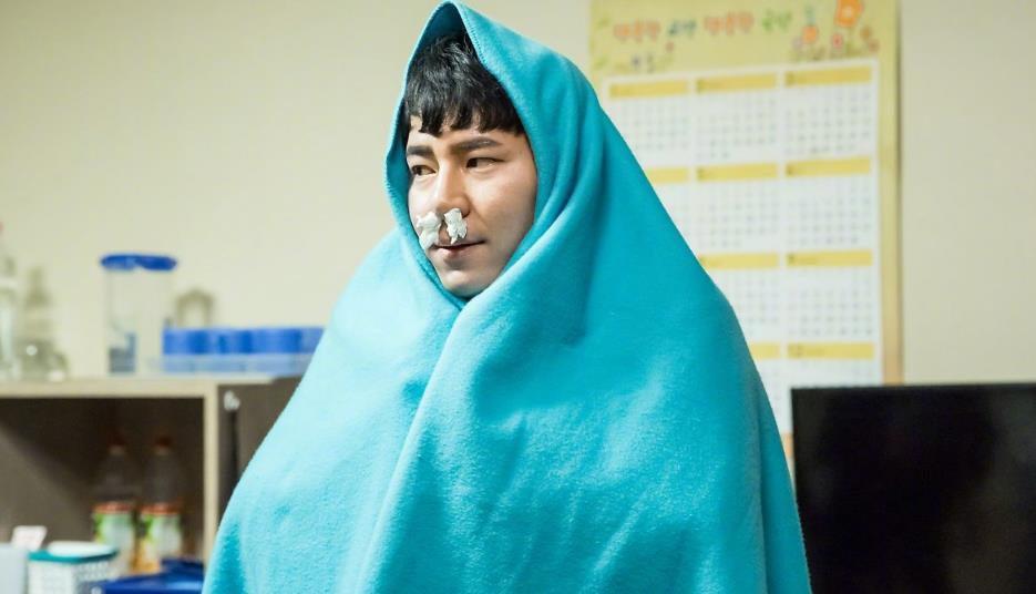 在悬疑剧《机智的监狱生活》中,李奎炯饰演可爱乖张的小迷糊刘汉阳,在