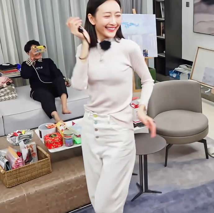 王鸥家中跳舞,看清她的舞姿,哪里像是37岁的人