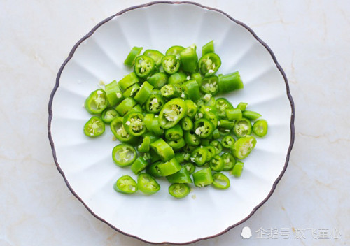 兩個雞蛋加幾個青椒,做出香辣美味的拌麵,簡單營養,好吃不過癮