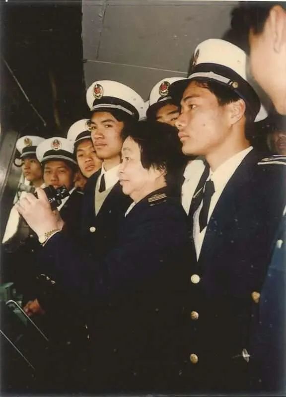 乘风破浪帼国英姿何飒爽忆新中国第一位女引航员李正容
