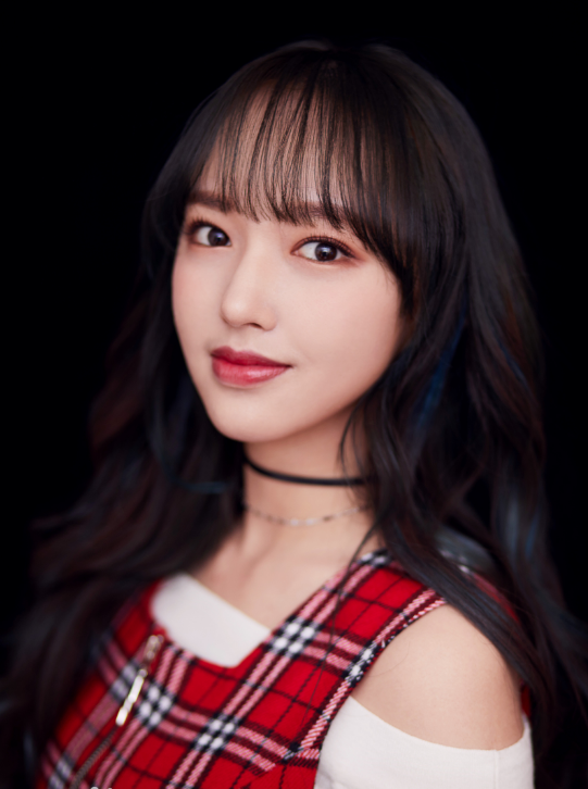 她是网剧唐探中的陆菁菁没想到穿起白色丝袜她便是一位舞者