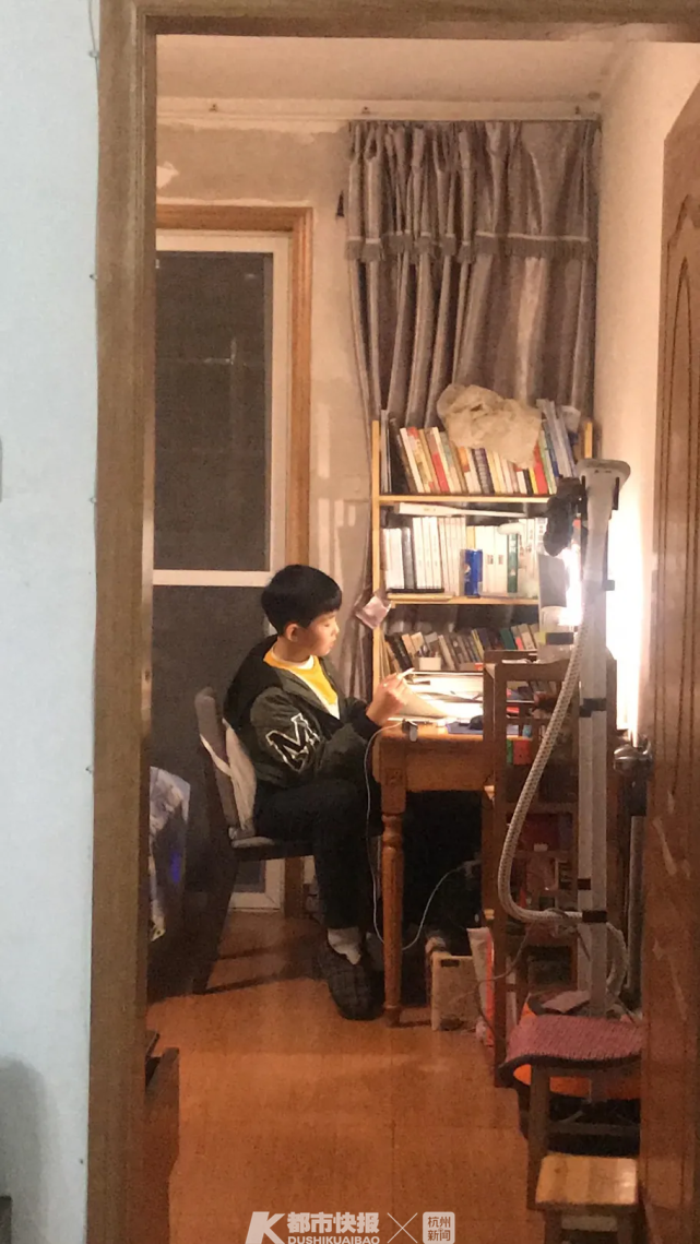 上午上网课,下午做作业,拉二胡,练字.