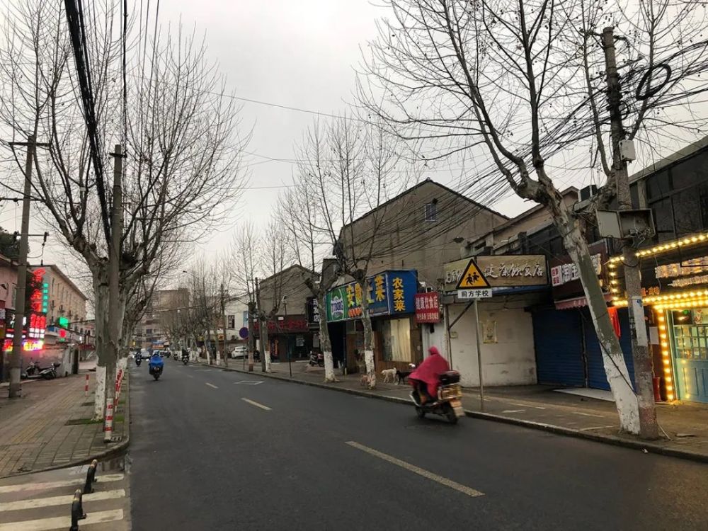 这条充满烟火气的路上 Ta们捧着星巴克 心里也想着那杯热豆浆 腾讯新闻