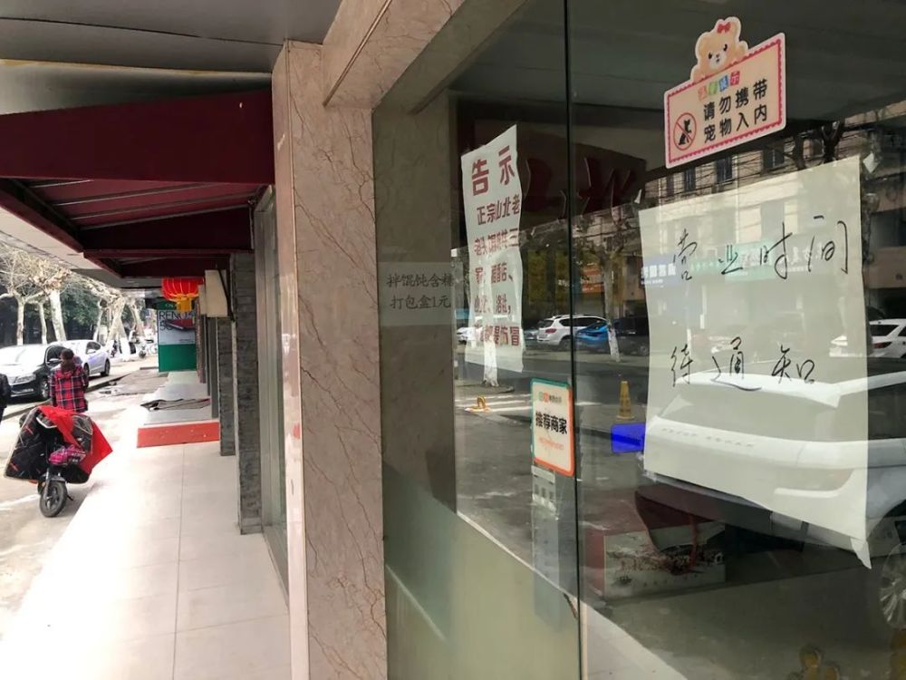 这条充满烟火气的路上 Ta们捧着星巴克 心里也想着那杯热豆浆 腾讯新闻