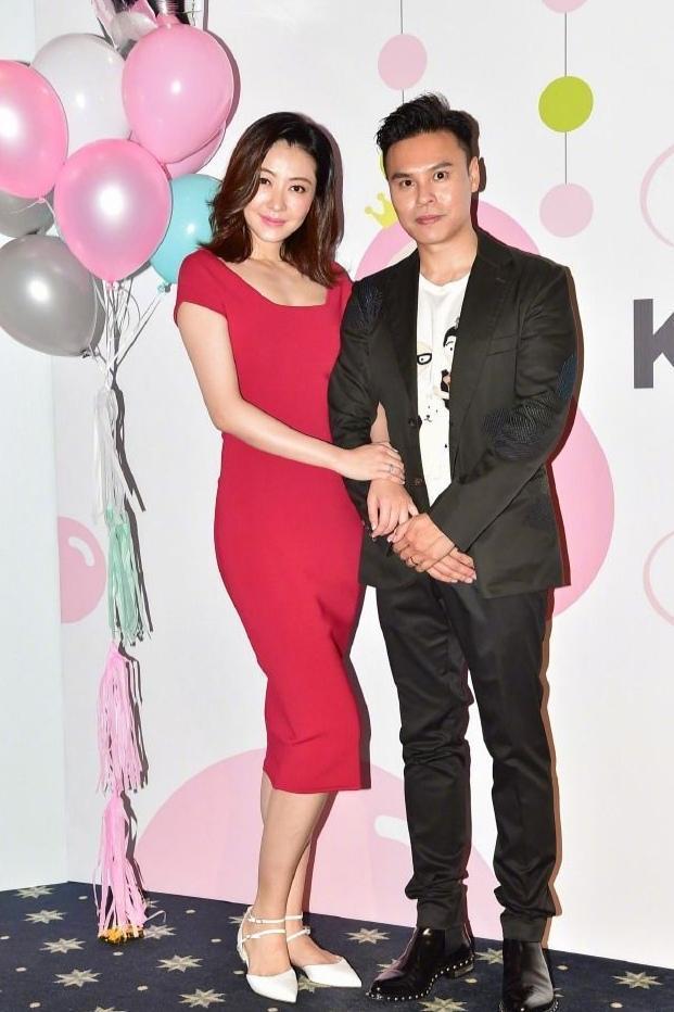 熊黛林罕见携老公亮相红色紧身连衣裙配平底鞋比老公还要高