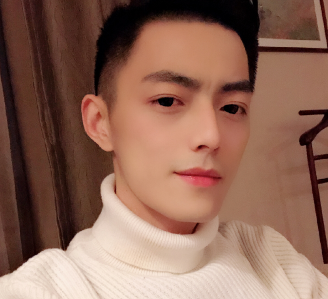 难怪"电竞霍建华"不敢拍全身照,生图下的身高太真实,再也不羡慕你了