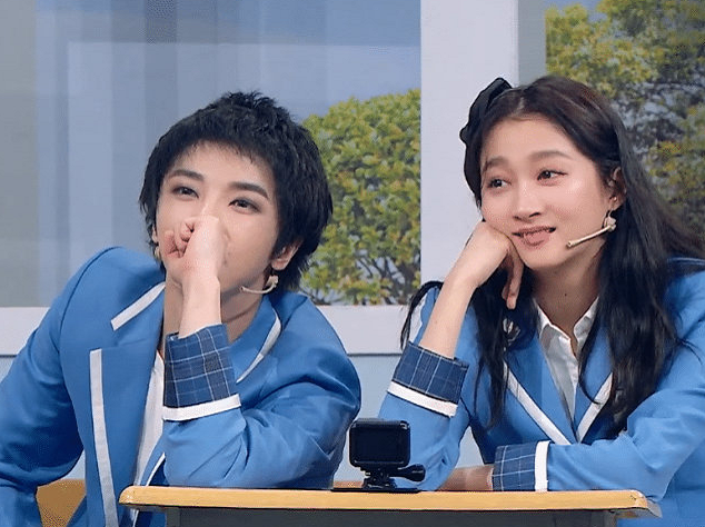 关晓彤华晨宇组队玩游戏,看清他俩的坐姿那一刻:鹿晗捡到宝了!